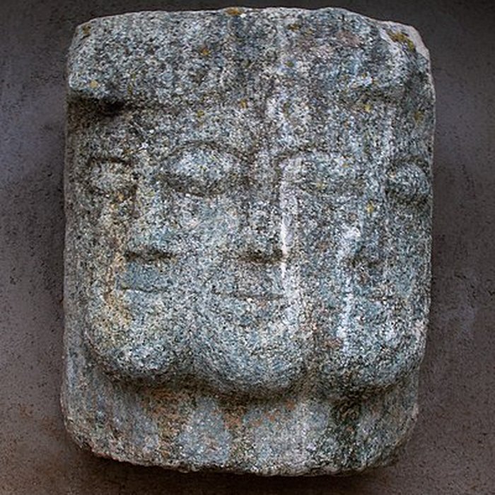 Photo de Sculpture tricéphale de Lugrin