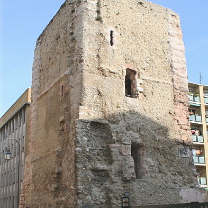 Photo de Tour des Trinitaires et le mur y attenant
