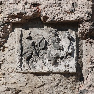 Tour des Trinitaires et le mur y attenant