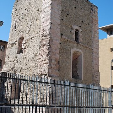 Tour des Trinitaires et le mur y attenant