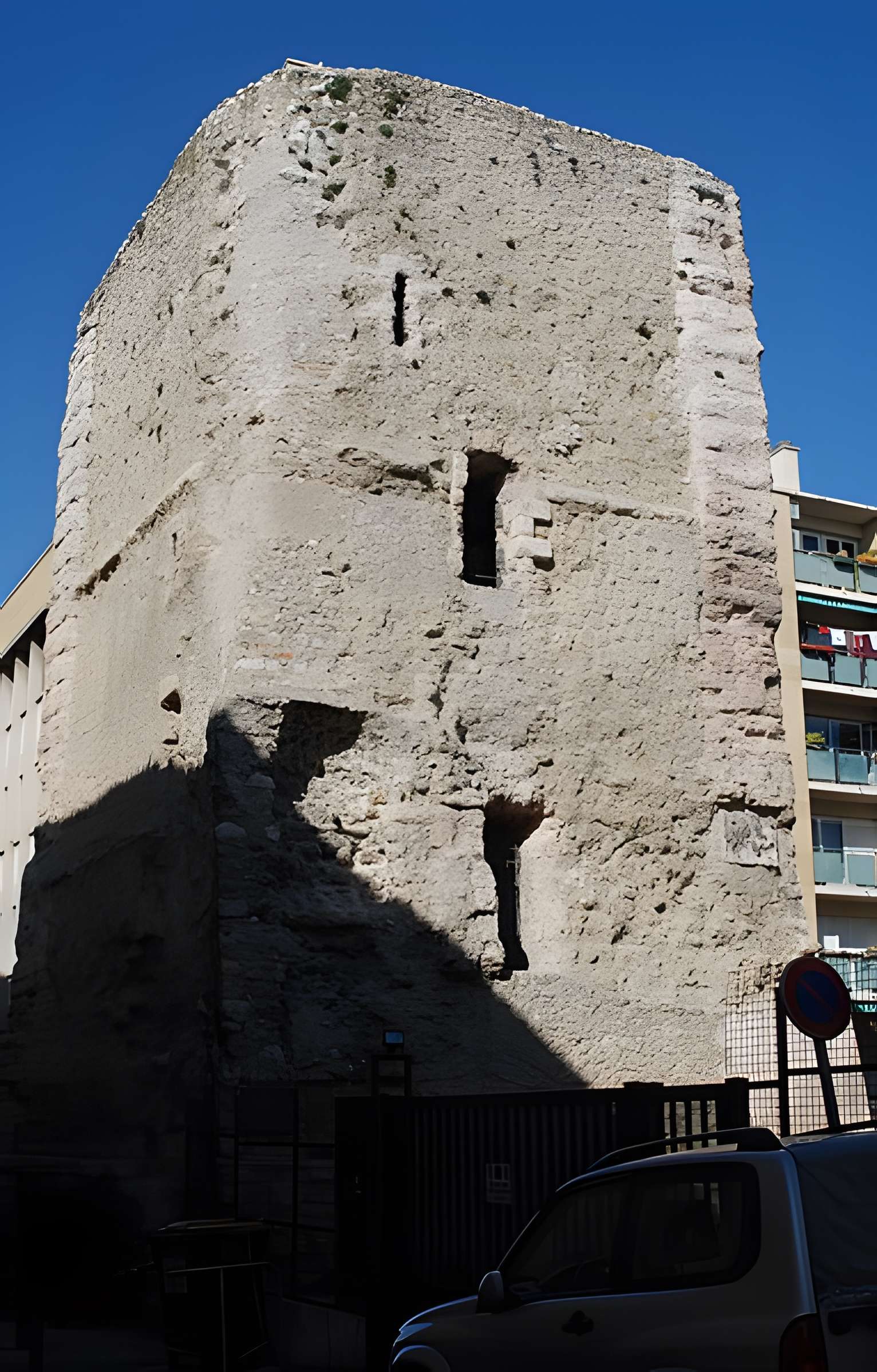 Tour des Trinitaires et le mur y attenant