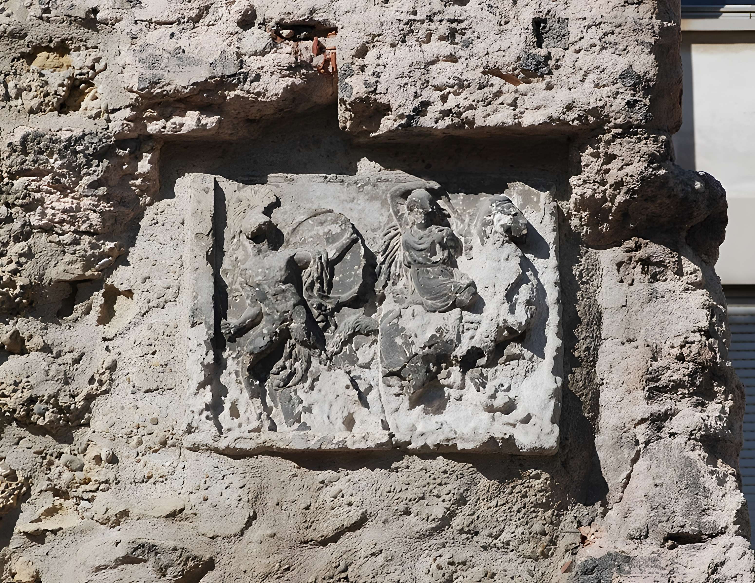 Tour des Trinitaires et le mur y attenant