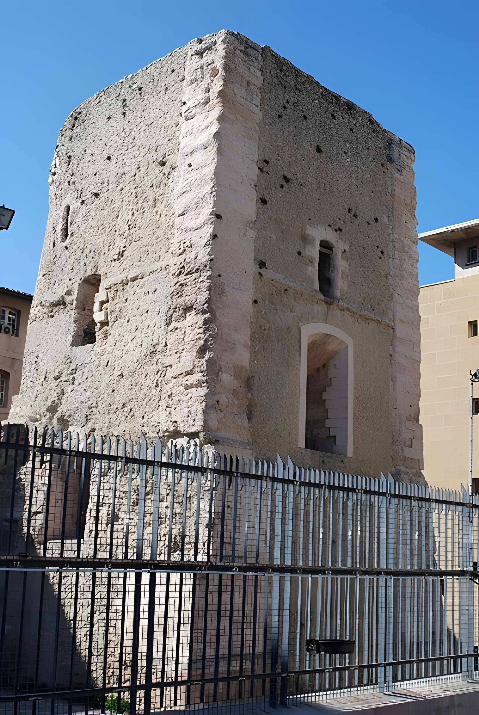 Tour des Trinitaires et le mur y attenant