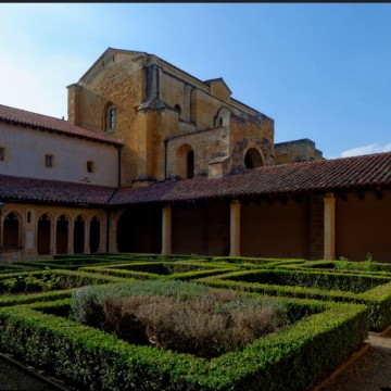 abbaye de charlieu cloitre et narthex