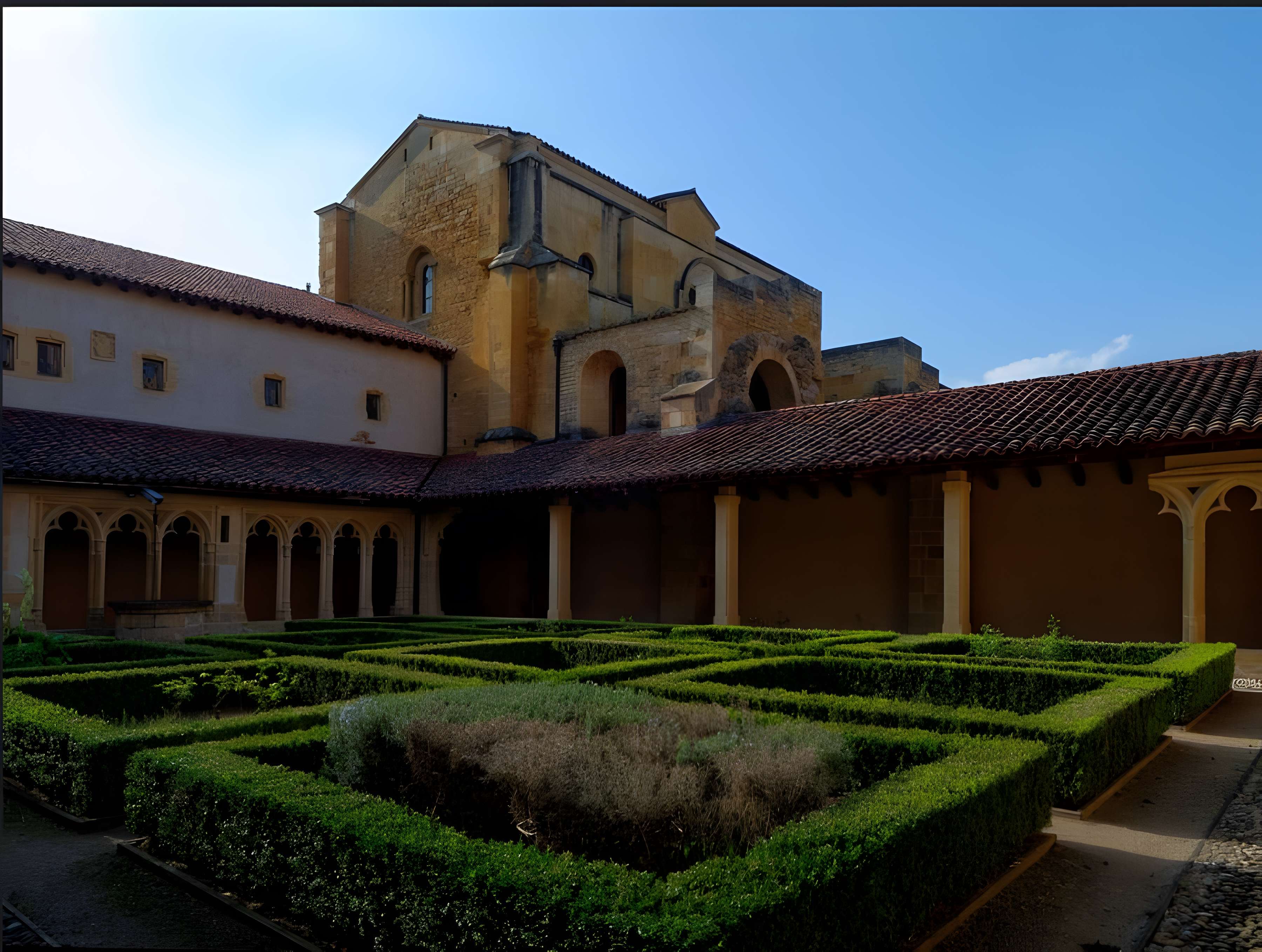 abbaye de charlieu cloitre et narthex