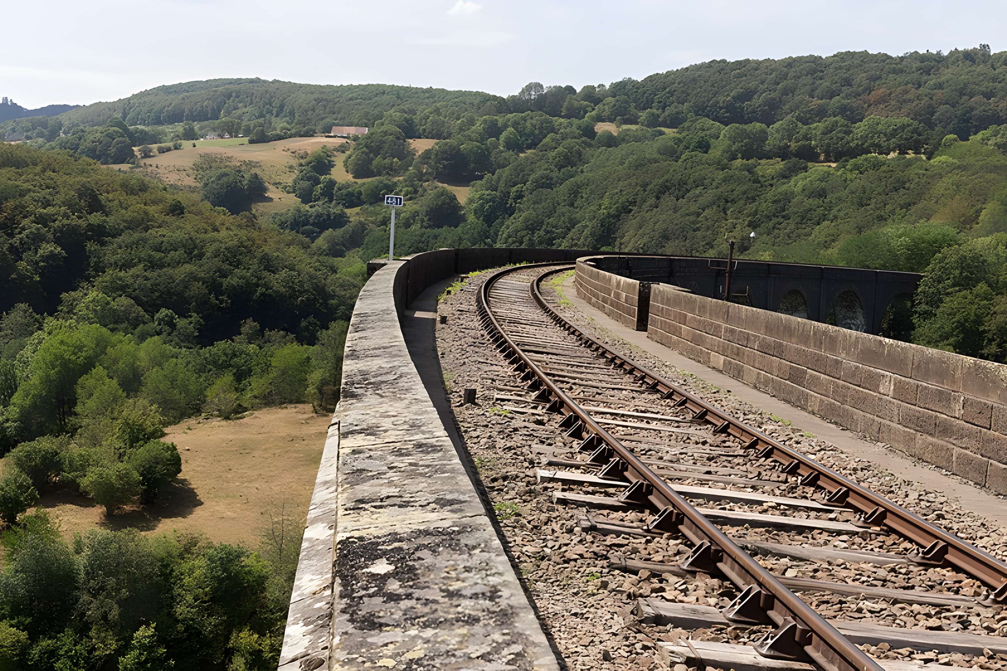 Viaduc de Barajols (également sur commune de Riom-ès-Montagne)