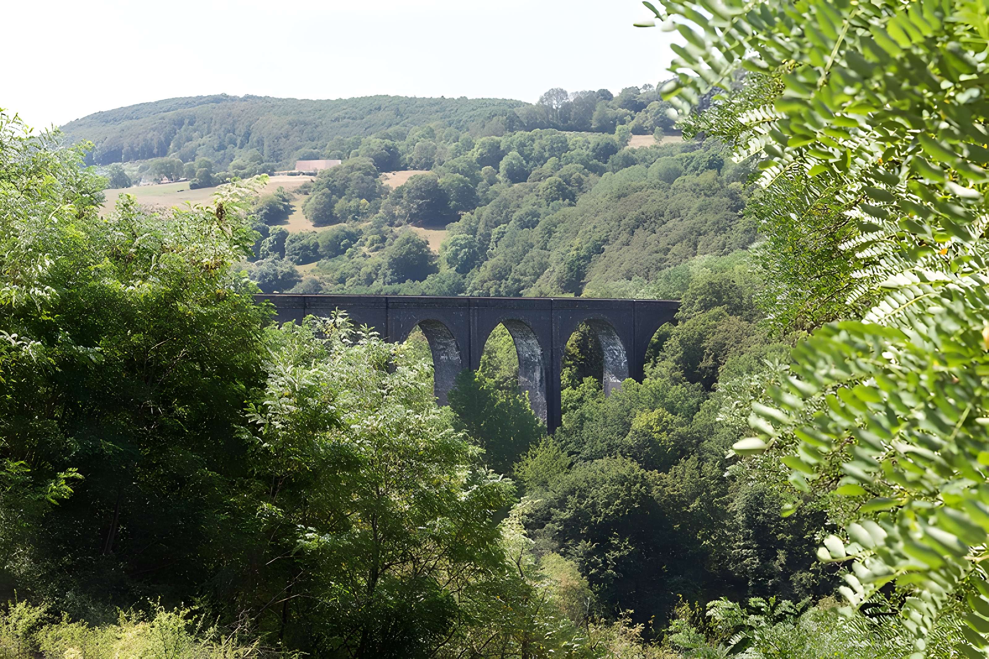 Viaduc de Barajols (également sur commune de Riom-ès-Montagne)