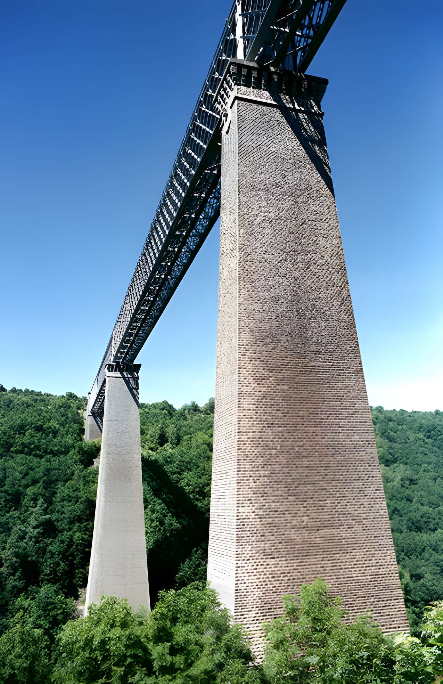 Viaduc des Fades à Sauret-Besserve 