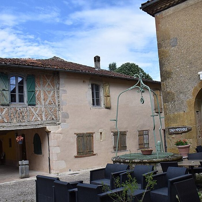 Photo de 10 Maisons de la bastide à Tillac