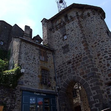 Beffroi appelé aussi Tour de lhorloge