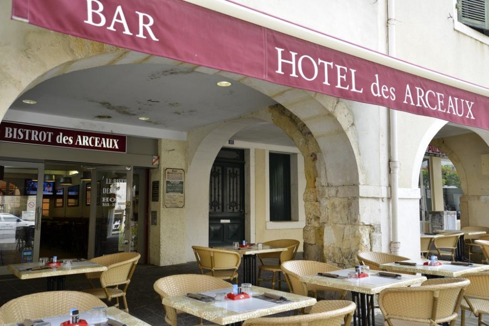 Photo de Hôtel Les Arceaux