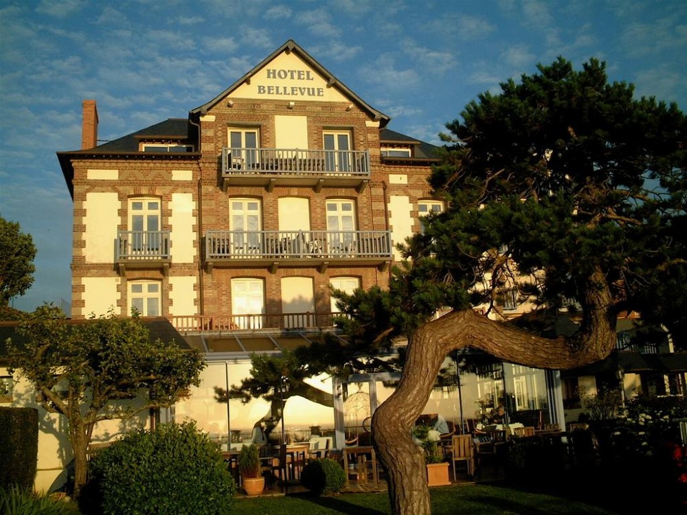 Photo de Hôtel Bellevue