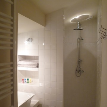 Salle de bain + toilette séparée
