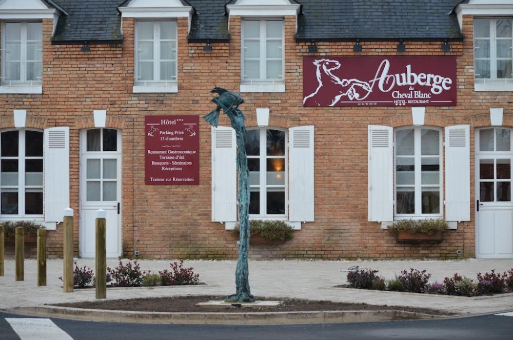 Photo de Hôtel Auberge du Cheval Blanc