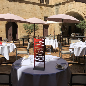 cour - terrasse Château des Ducs de Joyeuse