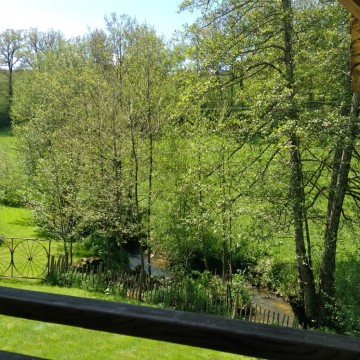 Vue jardin et ruisseau