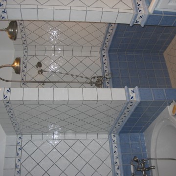 Salle deau attenante avec baignoire et douche
