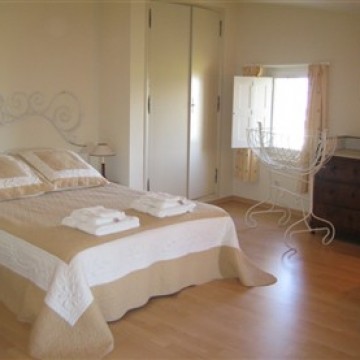 Grande chambre claire avec vue