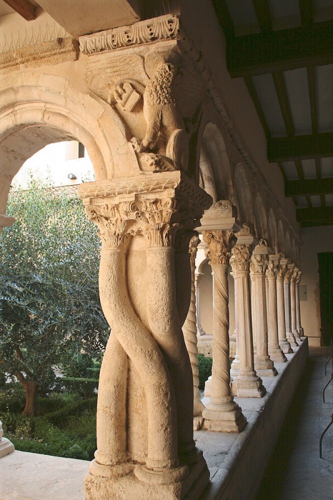 Pilier nord-ouest avec lion symbolisant saint Marc du cloître Saint-Sauveur d'Aix-en-Provence (Crédit photo : Rvalette sur Wikipédia)