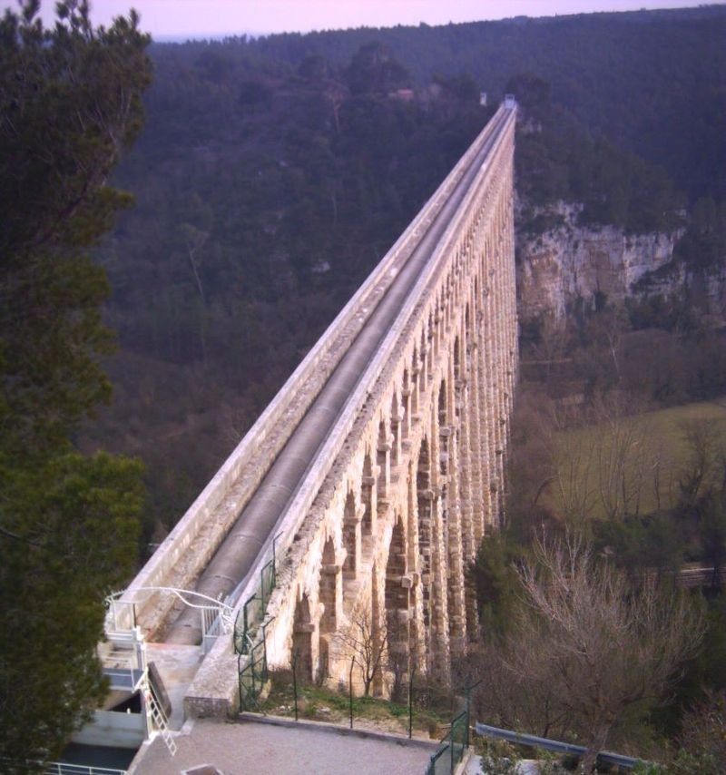Vue supérieure de l'aqueduc de Roquefavour qui assure l'acheminement de l'eau de la Durance à Marseille.