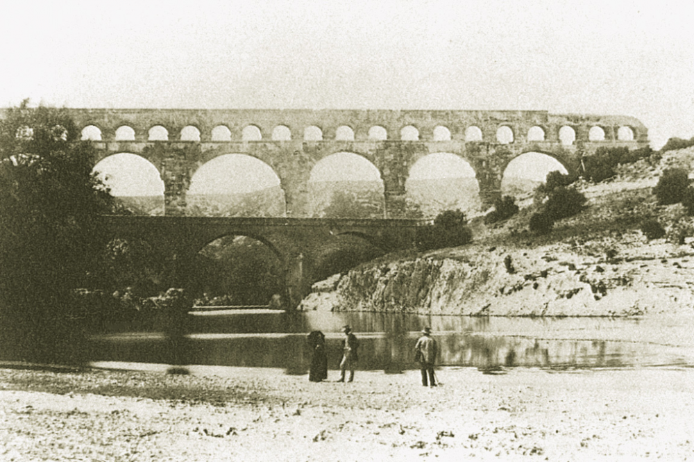 Le Pont du Gard, photographié en 1851 par Édouard Baldus. (Crédit photo : domaine public sur Wikipédia)