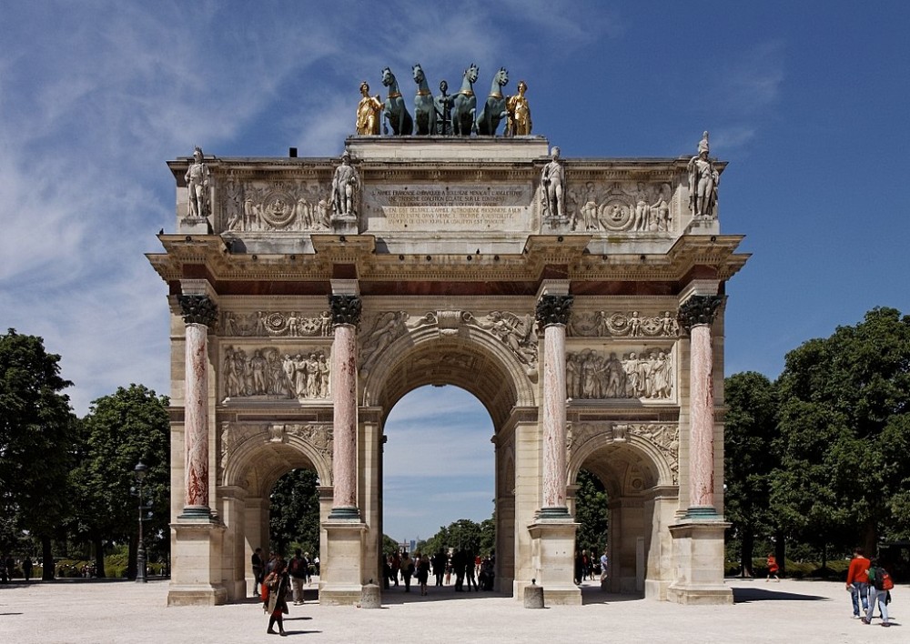 L'arc de triomphe du Carrousel dans le jardin des Tuileries à Paris. (Crédit photo : Thesupermat sur Wikipédia)