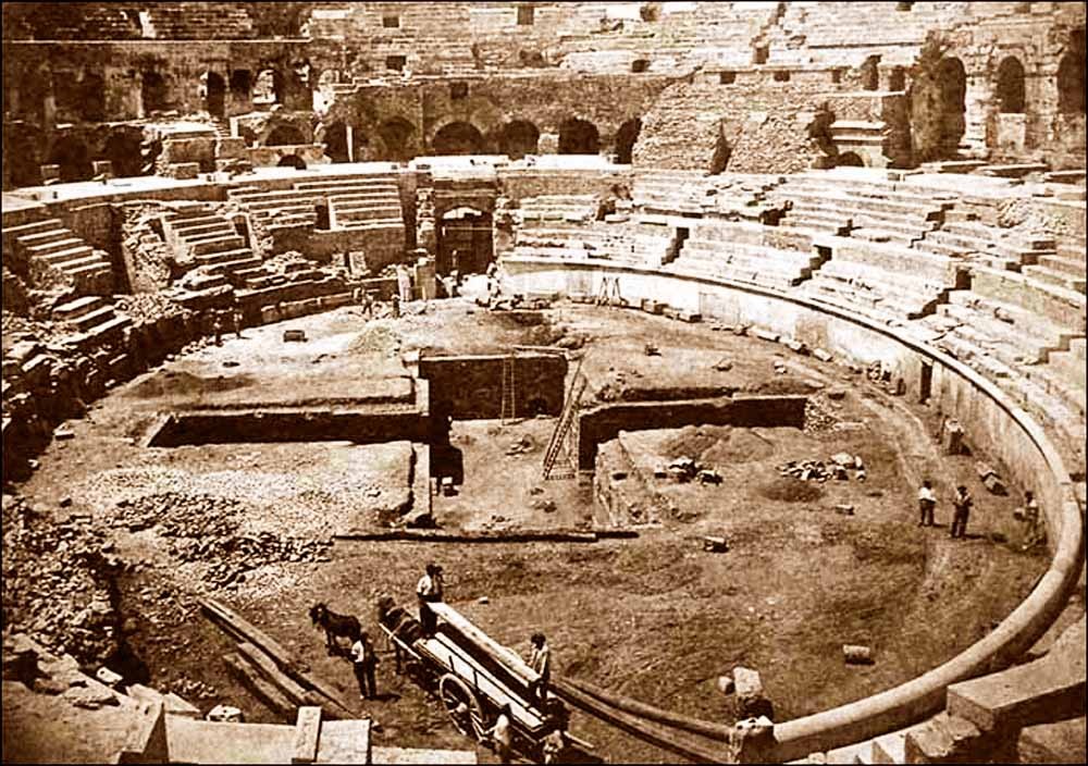 Fouilles archéologiques des arènes de Nîmes en 1866. (Crédit photo : domaine public sur Wikipédia)