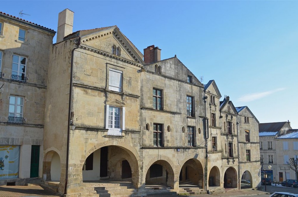 Les maisons en arcades de la Place Belliard à Fontenay-le-Comte en Vendée. (Crédit photo : Selbymay sur Wikipédia)