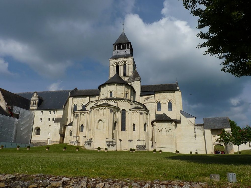 Abbaye Royale de Fontevraud : chevet de l'abbatiale (crédit photo : Aurore Defferriere sur Wikipédia)