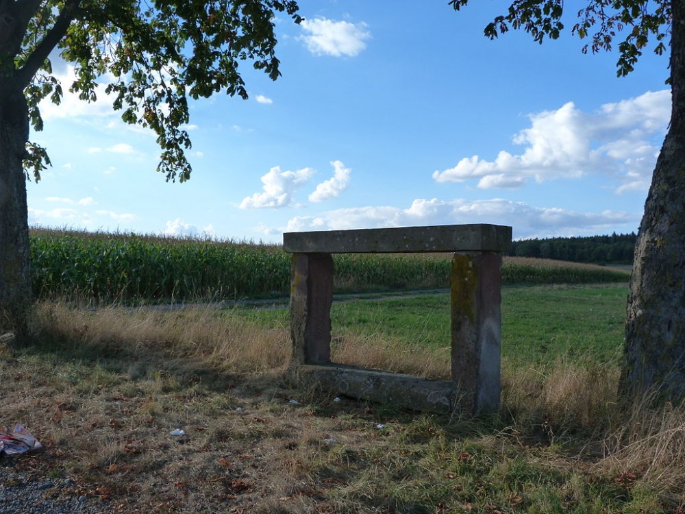 Banc-reposoir napoléonien de Weyer dans le Bas-Rhin. (Crédit photo : Hochstrasser Tanya sur Wikipédia)