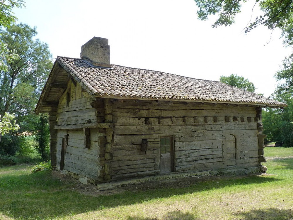 Maison à empilage de poutres des Jouandis dans le village de Sainte-Sabine-Born en Dordogne. (Crédit photo : Natureln sur Wikipédia)