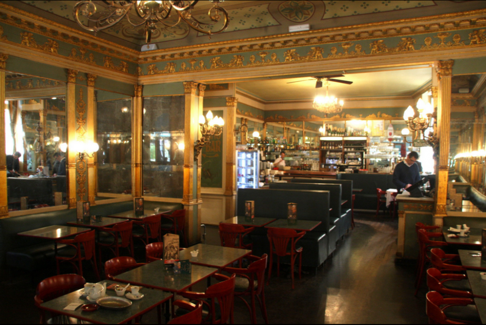 Café Les deux garçons à Aix-en-Provence : Intérieur d'époque Consulat. (Crédit photo : Wisi eu sur Wikipédia)