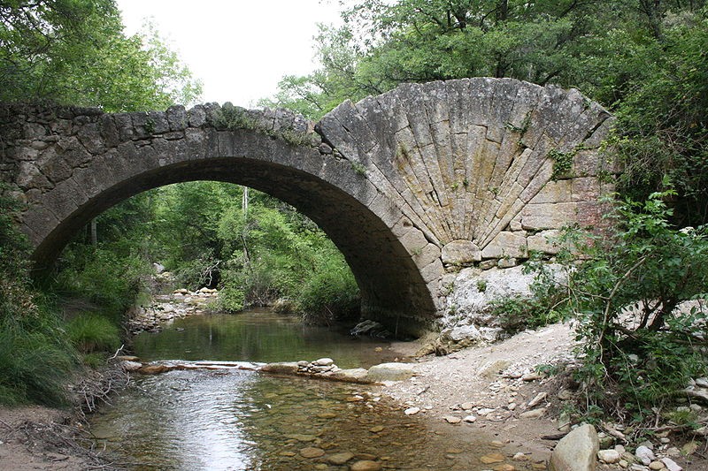 Pont à coquille franchissant l'Aigue-Brun à Bonnieux. (Crédit photo : Michel wal - Sous licence Creative Commons 3.0)