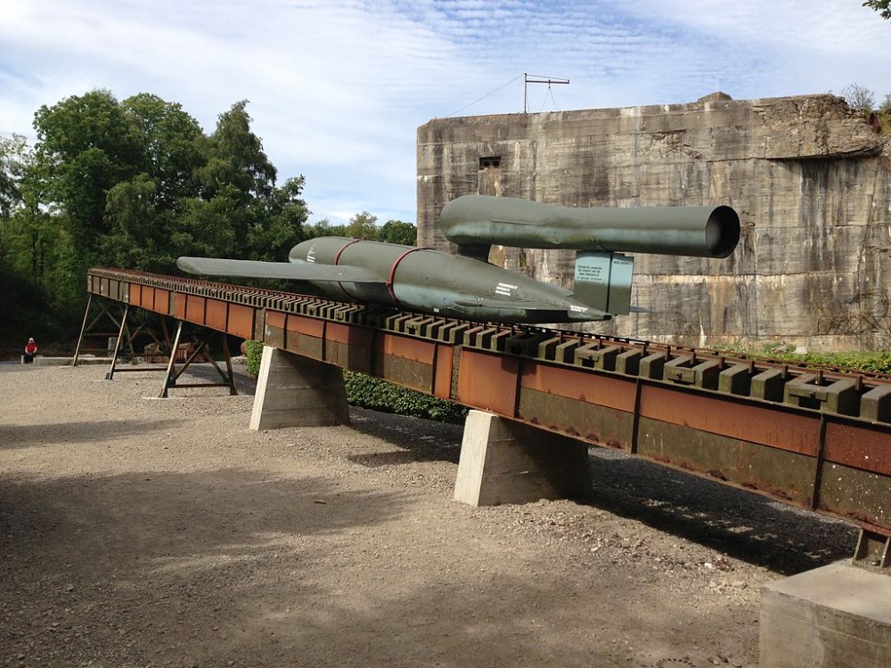 Rampe de lancement des V1 exposée à côté du blockhaus d'Éperlecques (Crédit photo : Alain.Darles sur Wikipédia)