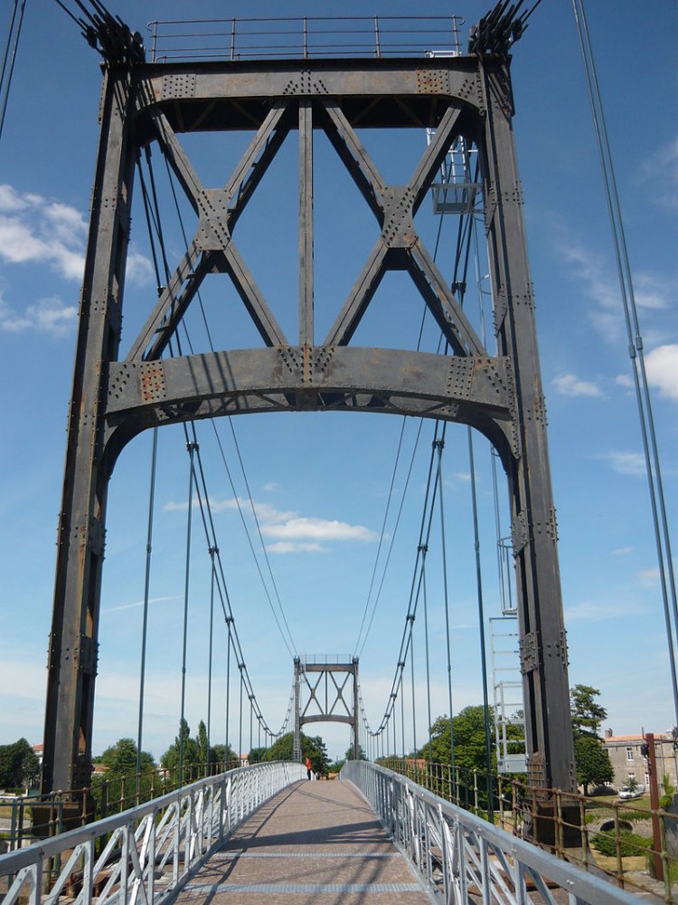 Les arches métalliques du pont suspendu de Tonnay-Charente, enjambant la Charente, en Charente-Maritime. (Crédit photo : Serge Lacotte sur Wikipédia)