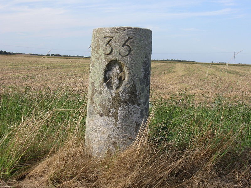 Borne fleurdelysée N° 35 à Rampillon (Crédit photo : Thor19 - Sous licence Creative Commons 3.0)