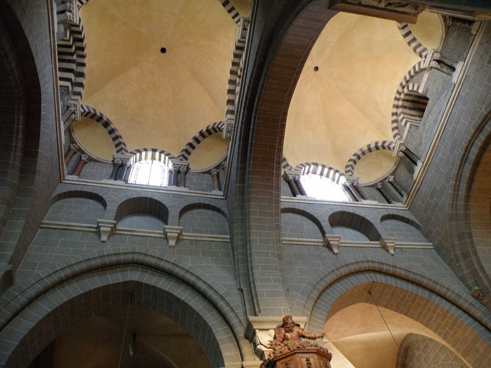 Coupoles couvrant la nef de la Cathédrale Notre-Dame-de-l'Annonciation du Puy-en-Velay, départ de la via Podiensis 