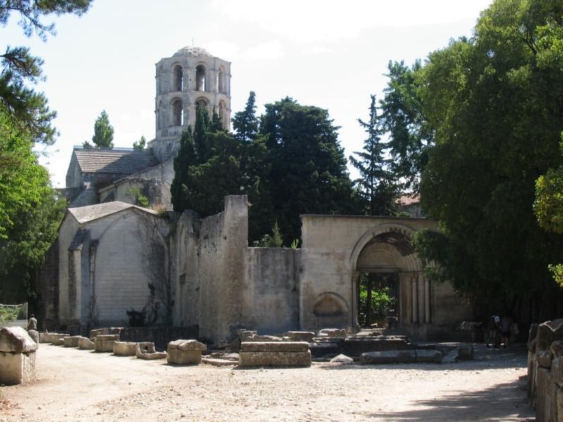 Église Saint-Honorat des Alyscamps, début de la voie d'Arles