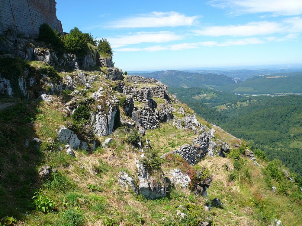 Ruines d'habitations cathares : Le vrai château de Montségur (crédit photo : Yann Gwilhoù sur Wikipédia)