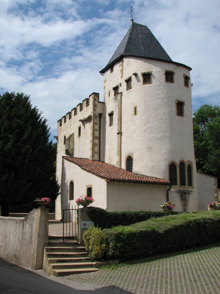 Eglise fortifiée Saint-Quentin à Scy-Chazelles en Moselle : Lieu de sépulture de Robert Schuman père fondateur de l'Europe. (Crédit photo : TCY sur Wikipédia)
