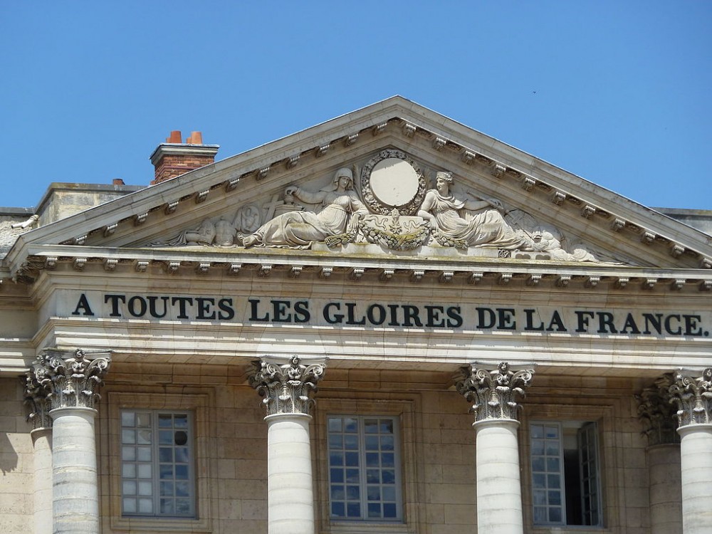 Fronton du musée national du Château de Versailles. (Crédit photo : Djampa sur Wikipédia)