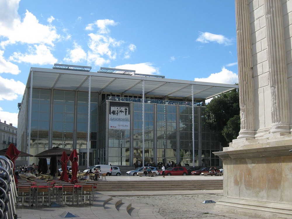 Carré d'art de Nîmes en face de la Maison Carrée par l'architecte Norman Foster (Crédit photo : Robert Schediwy sur Wikipédia)