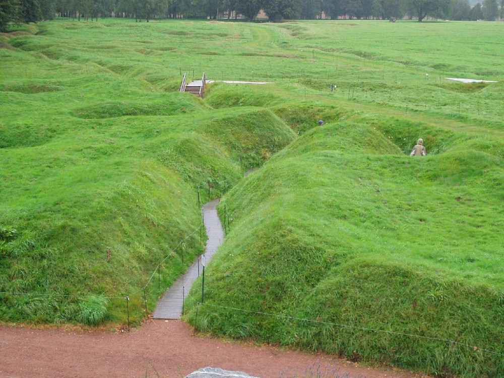 Vestiges de tranchées du champ de bataille de Beaumont-Hamel dans la Somme. (Crédit photo : Amanda Slater sur Wikipédia)
