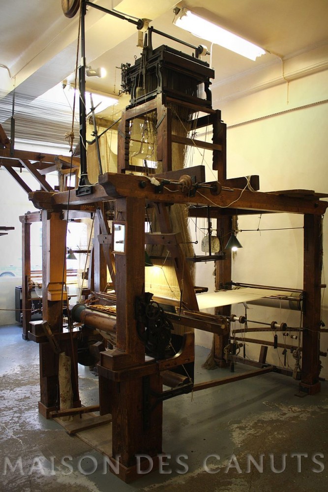Métier à bras jacquard au Musée des Canuts à Lyon. (Crédit photo : Mdclyon4 sur Wikipédia)