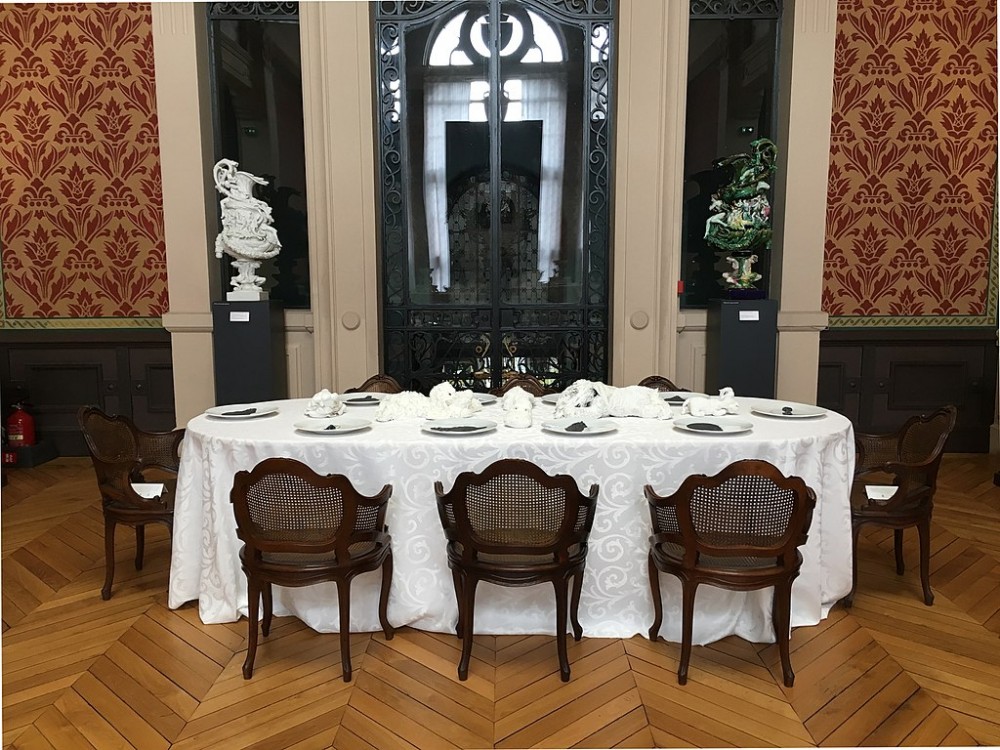 Musée National Adrien Dubouché de Limoges : installation d'assiettes et peluches en porcelaine de Zhuo Qi. (Crédit photo : Jo49730 sur Wikipédia)
