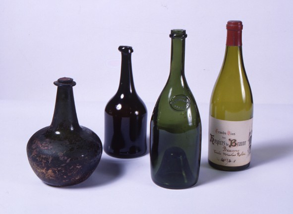 Photo emprunté au Musée du vin de Bourgogne à Beaune (évolution de la forme des bouteilles)