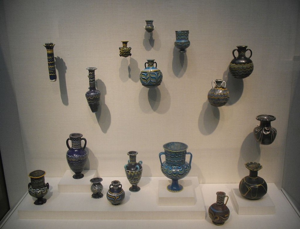 Objets égyptiens en verre de la période du Nouvel Empire. (Crédit photo : PericlesofAthens sur Wikipédia anglais)
