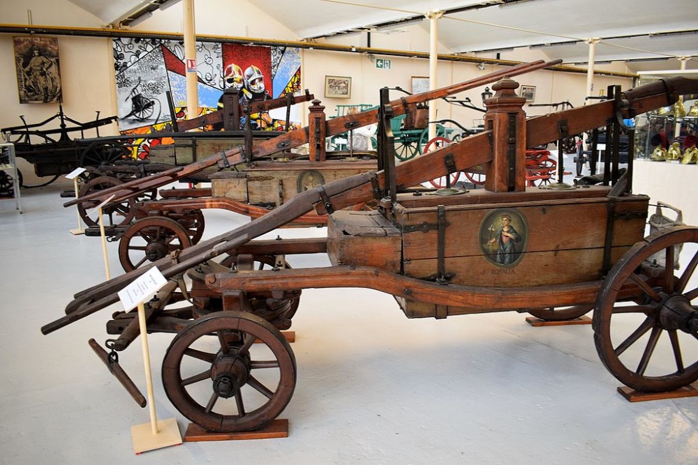 Pompes à bras refoulantes exposées au musée du sapeur-pompier d'Alsace à Vieux-Ferette (Crédit photo : Florival fr sur Wikipédia)