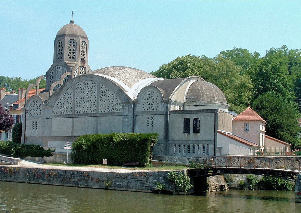 Architecture byzantine en béton armé de l'église Notre-Dame de Bethléem de Clamecy, dans la Nièvre. (Crédit photo : MOSSOT sur Wikipédia)