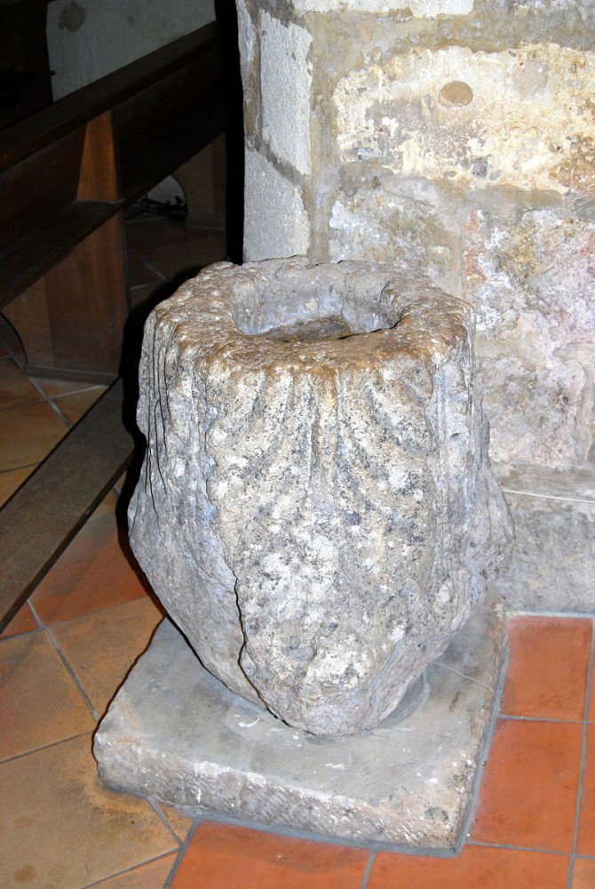 Bénitier mérovingien de l'église St Seurnin d'Artigues-près-Bordeaux en Gironde (crédit photo : William Ellison sur Wikipédia)